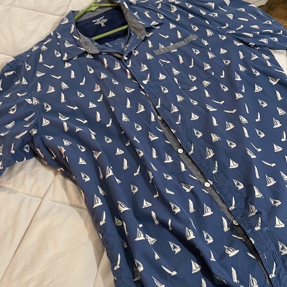 PEACHE POPLIN SAILBOAT CASUAL BUTTON UP - Picture 3 of 3